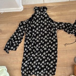 Flower dress with shoulder cutoff